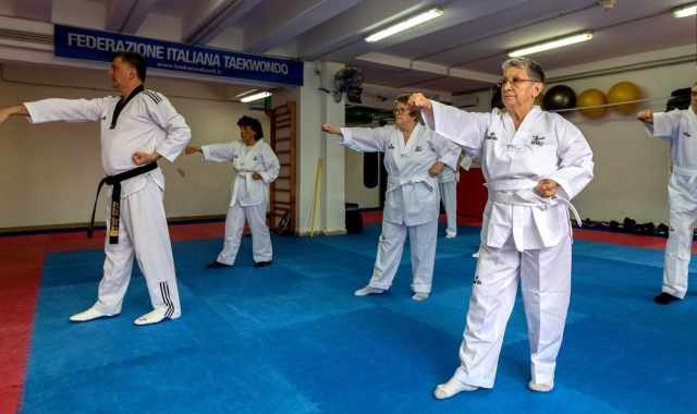 Bari, i nonni che praticano il Taekwondo: Ci divertiamo a sferrare calci e pugni in volo